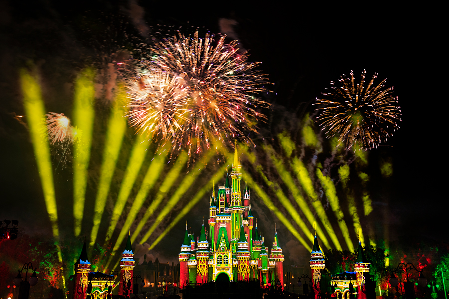Minnie’s Wonderful Christmastime Fireworks